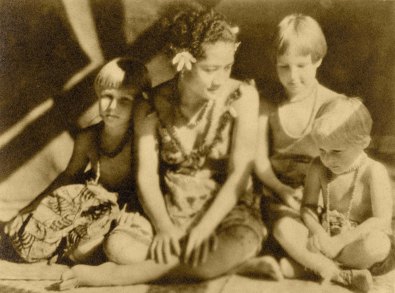 Taioa and Monica, Frances, and Barbara Flaherty, during the filming of MOANA WITH SOUND.