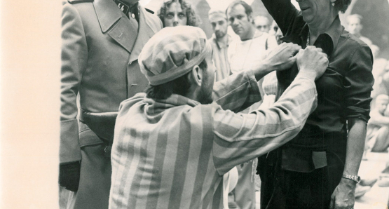 Lina Wertmüller instructs her actors on the proper use of a handgun during the filming of SEVEN BEAUTIES.