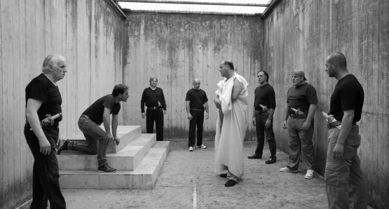 Julius Caesar (Giovanni Arcuri) confronts his friends and enemies in an unusual rehearsal space inside Rebibbia Prison in a scene from Paolo and Vittorio Taviani's 