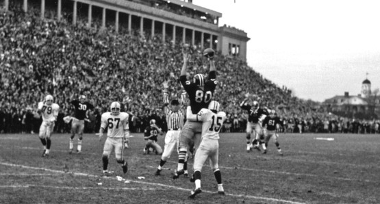 Harvard's Pete Varney catches the
two-point conversion that brought
the score to 29-29 