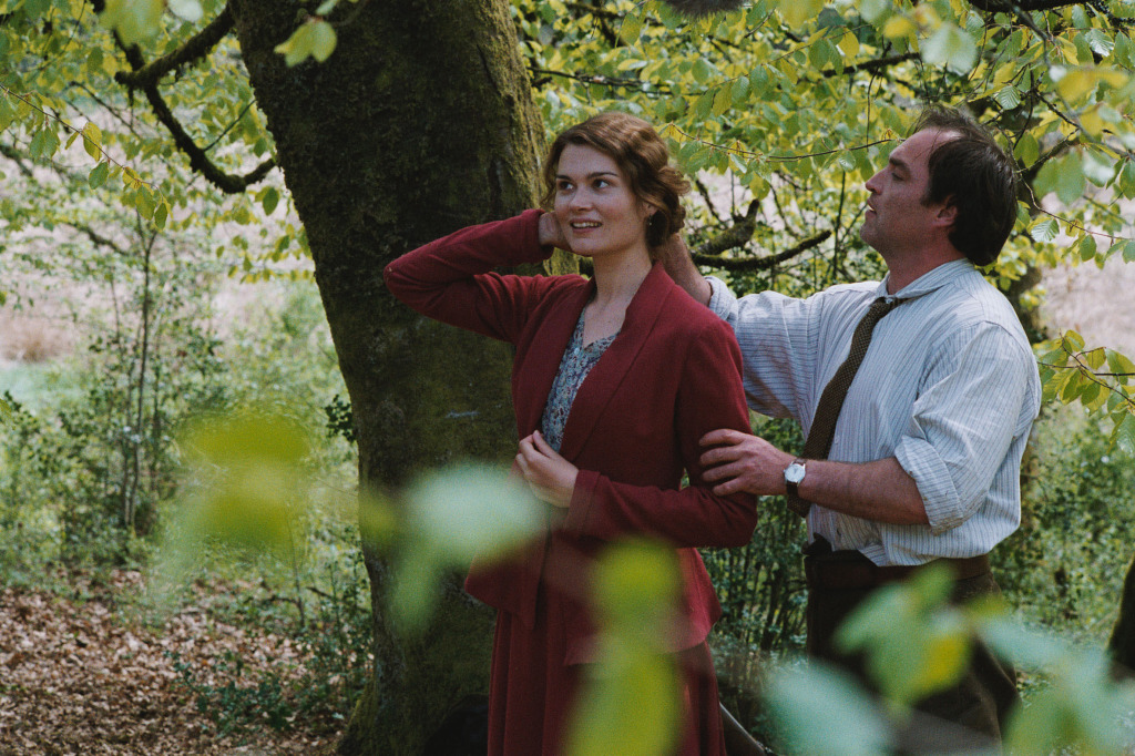Marina Hands as Constance
(i.e. Lady Chatterley) and
Jean-Louis Coulloc'h as Oliver Parkin.
