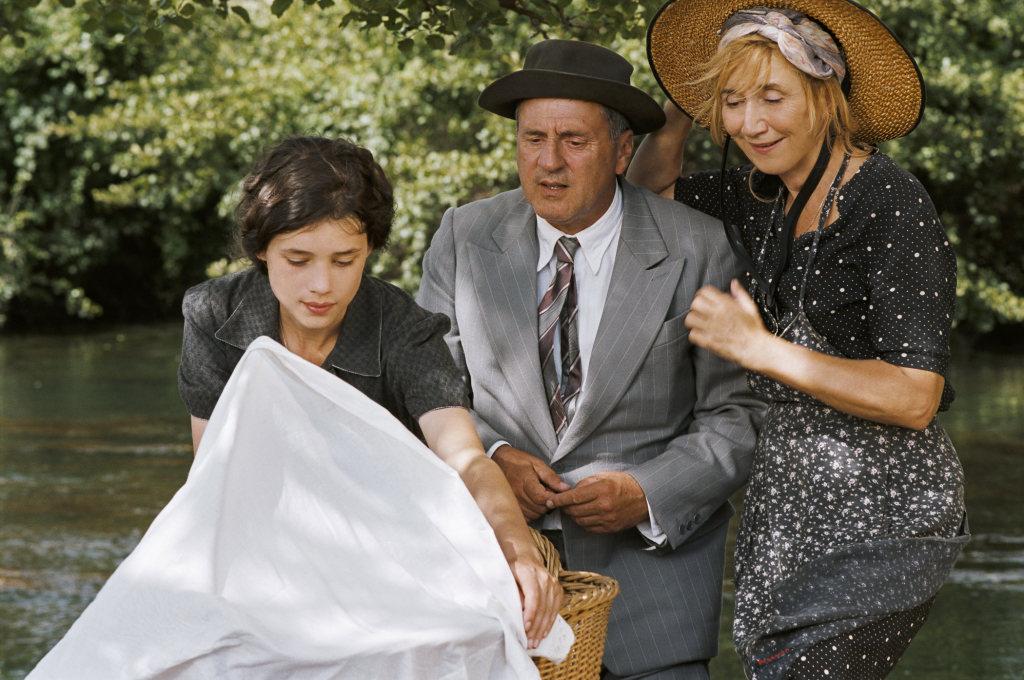 Patricia (Astrid Berg&egrave;s-Frisbey),
her father (Daniel Auteuil), and
Nathalie (Marie-Anne Chazel) in a scene from The Well-Digger's Daughter.